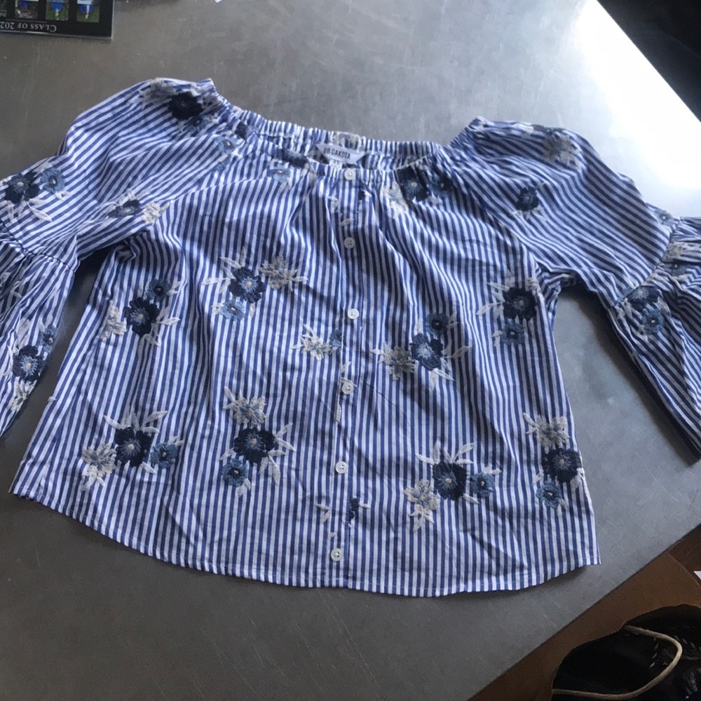 XS BB Dakota blue pinstripe button up flower top
